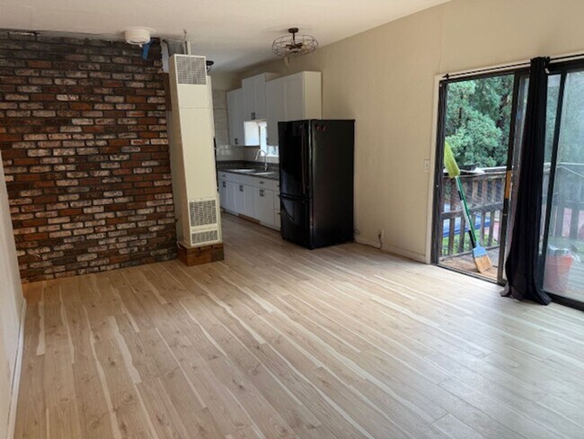 Building Photo - 3-Bedroom, 1-Bathroom Home on 2 Acres in A...