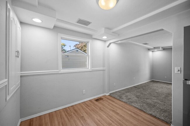 Building Photo - 5 Bedroom Northeast Spokane Home! - Availa...