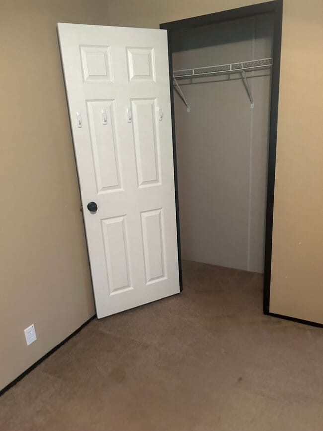 Building Photo - Nice 4 bedroom, 2 bath home with beautiful...