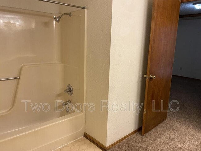 Building Photo - 2820 SE 55th St