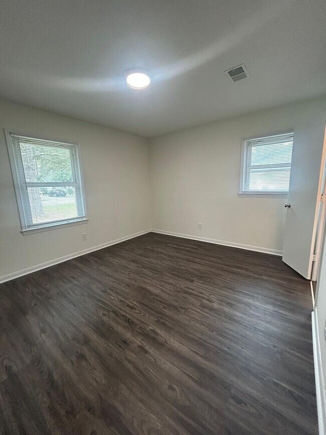 Building Photo - 4BR Home Minutes from Downtown & Fort Jackson