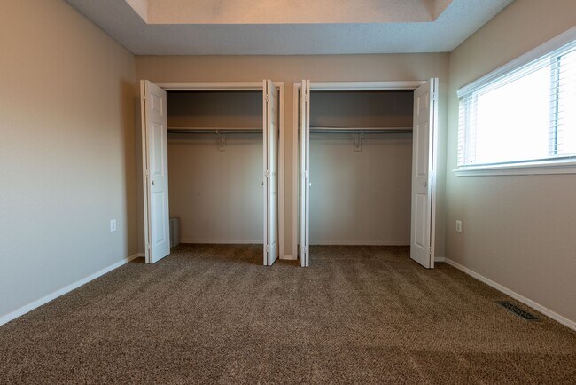 Building Photo - Beautiful  3 Bedroom, 2.5 Bath Condo in Canterbury!