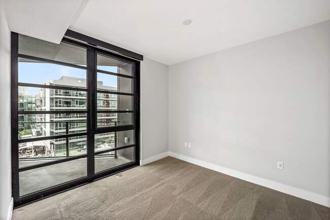 Building Photo - 6 Minute Walk to the Metro! 25 Minute Walk...