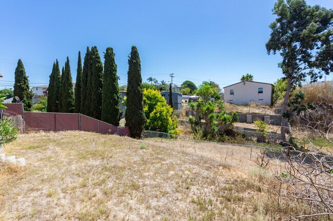 Building Photo - Traditional Home with Large Backyard!