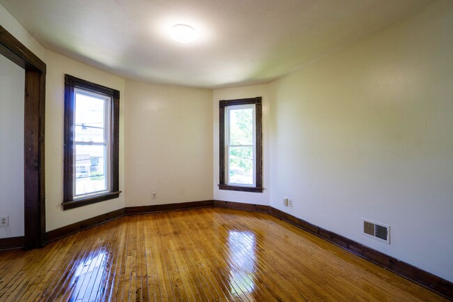 Building Photo - AVAILABLE 6/1/25 - Two Story House With Ha...