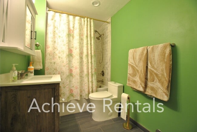 Building Photo - 43 1350 E