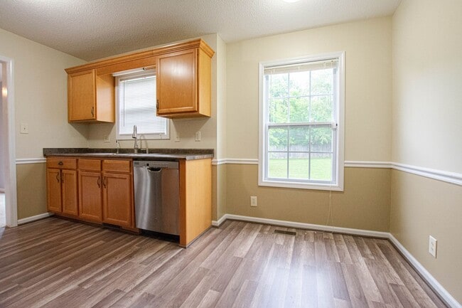 Building Photo - Pet Friendly Three Bedroom!
