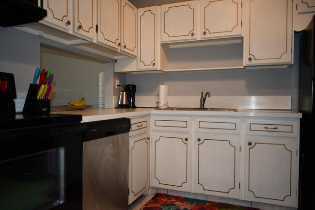 Building Photo - 2721 Garden Dr N