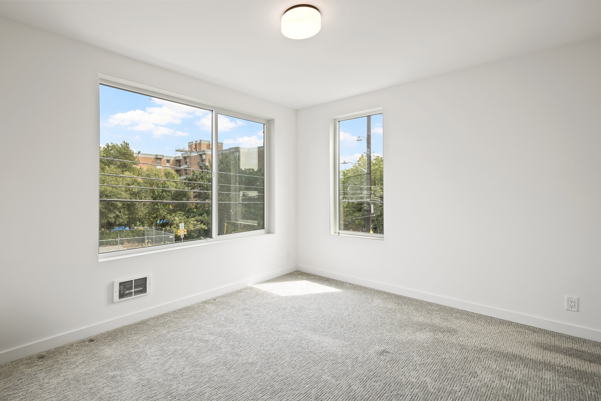 Building Photo - 2047 25th Ave S