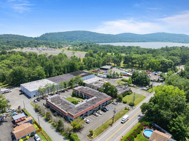 Building Photo - 30 US-9W