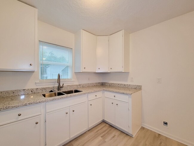 Building Photo - BEAUTIFUL REMODELED 3 BEDROOM 2 BATH WITH ...