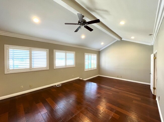 Building Photo - 4 bed, 3 bath located in Anaheim!