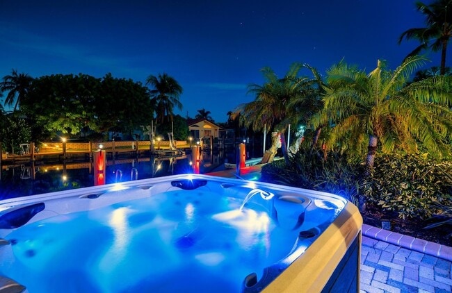 Building Photo - 2531 NE 47th St