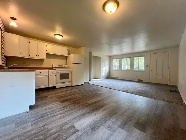 Building Photo - Incredible 3 Bedroom House in Quaint Plum Neighborhood! CALL TODAY!