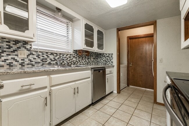 Building Photo - 1251 Kingston Rd