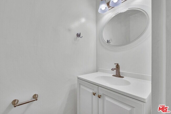 Building Photo - 100 S Doheny Dr