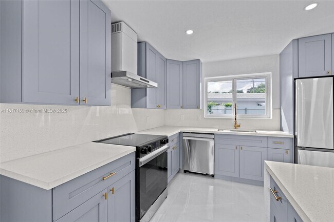 Building Photo - 719 SW 25th Ave