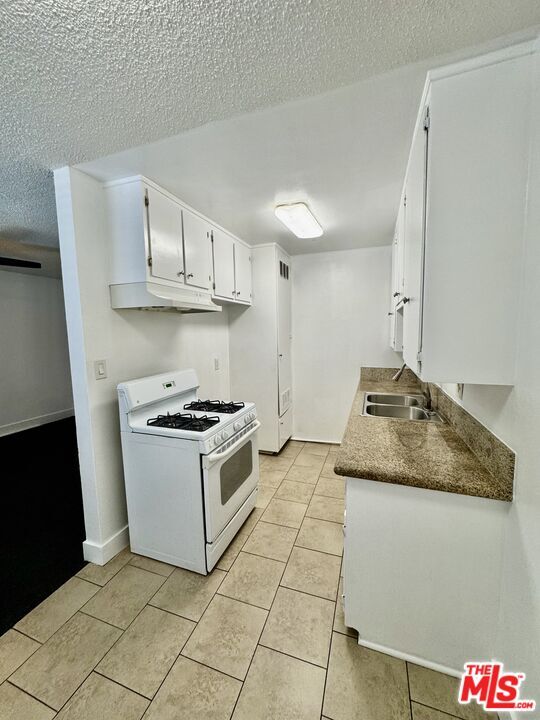 Building Photo - 4115 W Century Blvd
