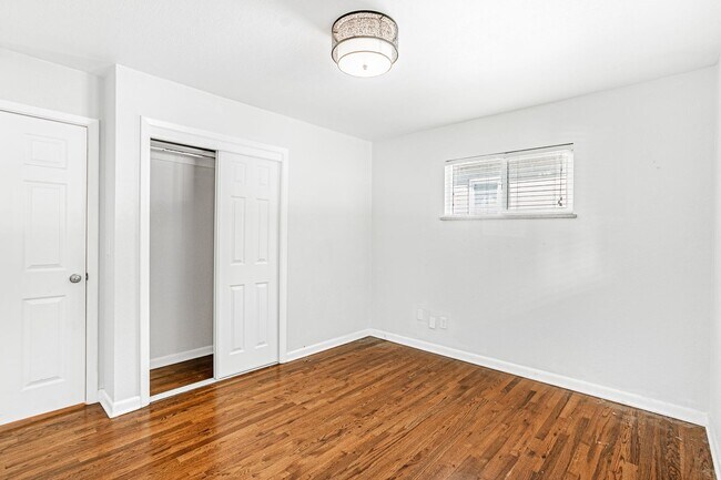 Building Photo - Exceptional 4-Bed, 2-Bath Home in Englewoo...