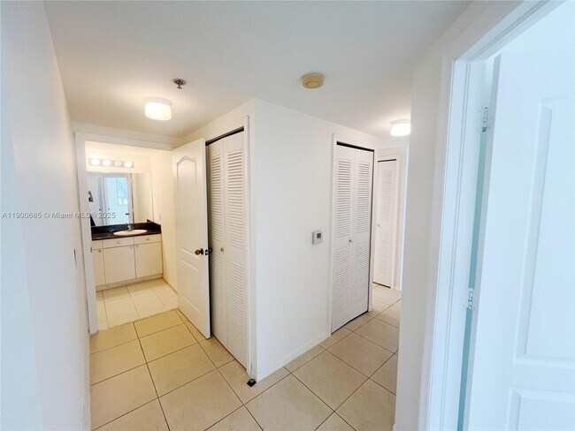 Building Photo - 9340 Fontainebleau Blvd