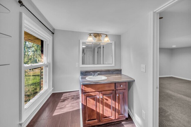 Building Photo - 1065 Lakeland Dr