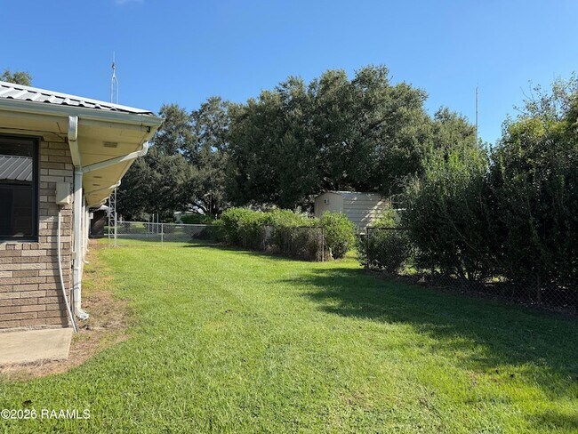 Building Photo - 325 Yearling Rd