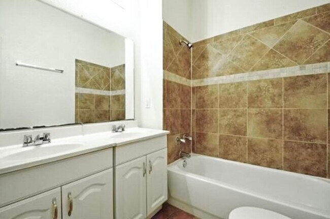 Building Photo - 4 Bedroom With Fenced Yard and Off-Street Parking Near UT