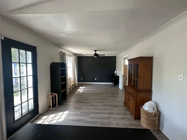 Building Photo - 3BR / 2BA with Garage Close to Dam Neck in...
