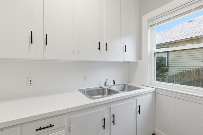 Building Photo - 35 Oakland St