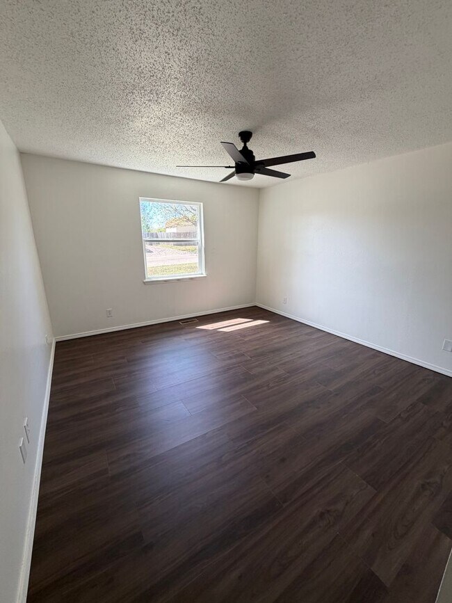 Building Photo - Spacious 4 Bed Home in Prime Claremore Location