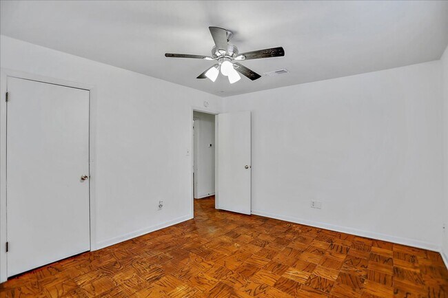 Building Photo - 4221/4223 Hawthorne Court