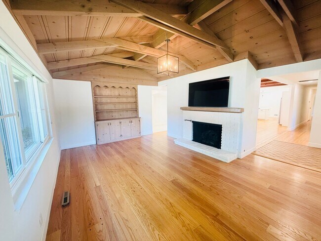 Building Photo - Corner lot 4-bedroom, 3-bathroom, 2,100 sq. ft. ranch-style home.  Great Location!