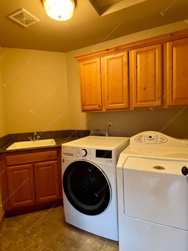Building Photo - Dual-Level 3 BR - 2.5 BA Haven in Central Bend