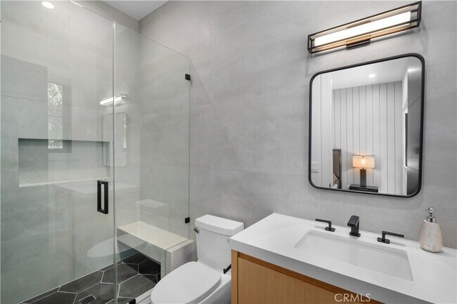 Building Photo - 17631 Tarzana St