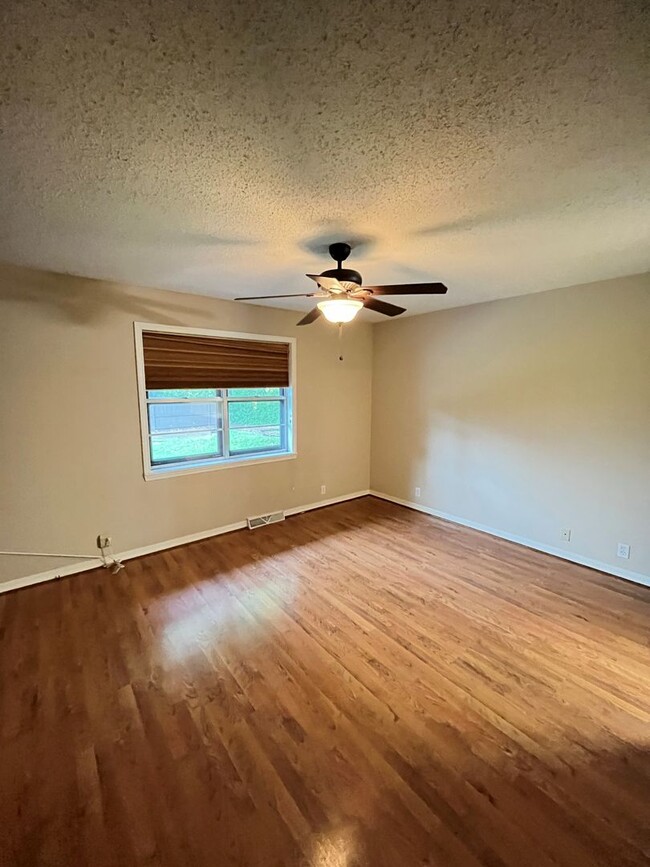 Building Photo - 3 bedroom 1. 5 bath home in Rogers / fence...