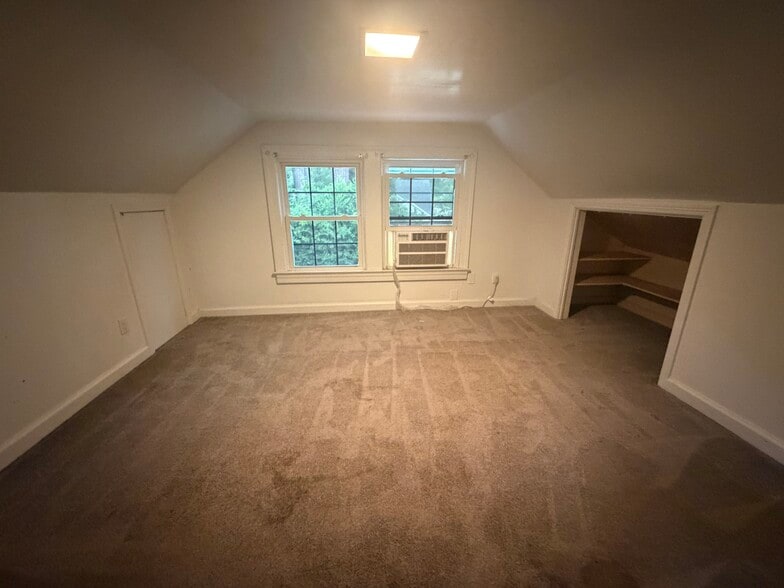 upstairs - 905 Rountree Ave