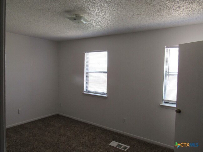 Building Photo - 2603 Bermuda Dr