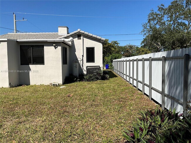 Building Photo - 418 NW 48th St