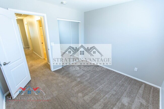 Building Photo - 10013 E Impala Ave