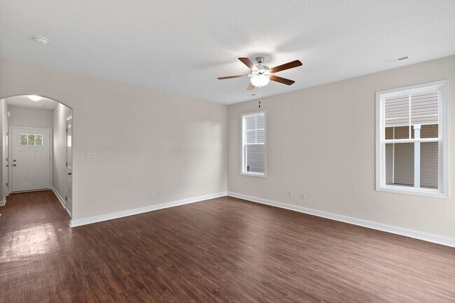 Building Photo - Stunning Townhome!