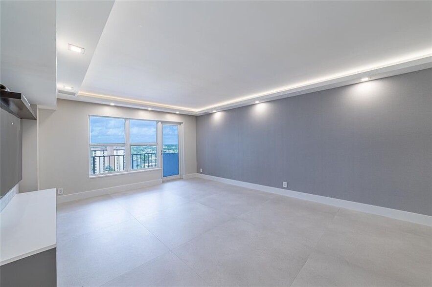 Building Photo - 405 N Ocean Blvd