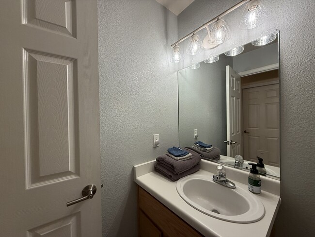 Building Photo - 1574 Kona Dr