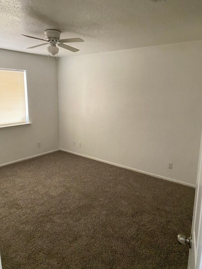 Building Photo - 2416 Jerome Dr