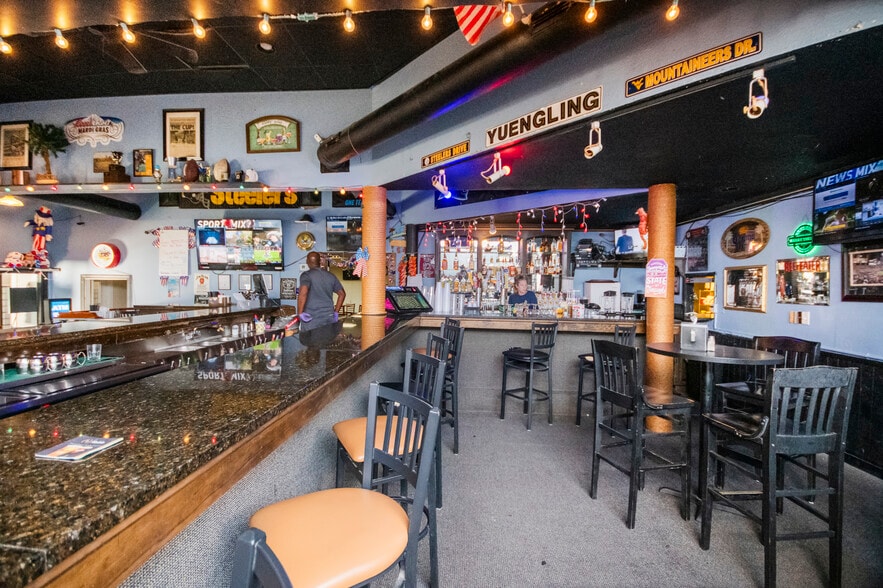 Harry the Hats Bar and Grill inside the complex - 351 Lake Arrowhead Rd