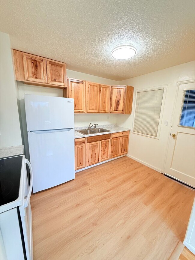 Building Photo - Duplex unit close to Olympic College.