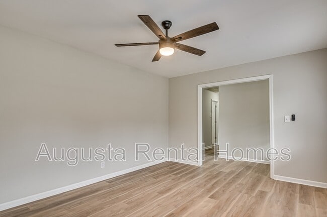 Building Photo - 323 Pineview Dr