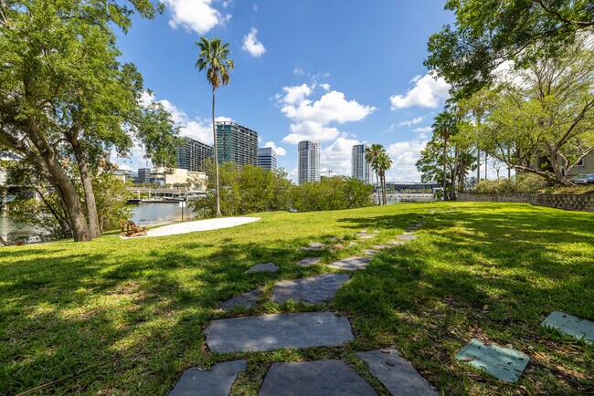 Building Photo - 705 Mainsail Dr
