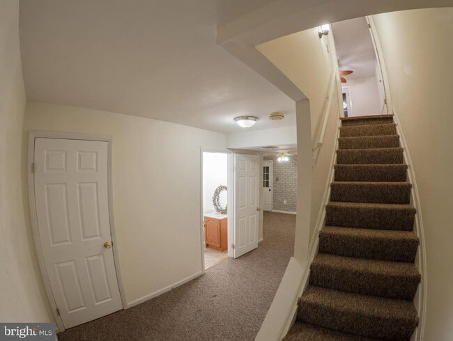 Building Photo - 8112 Parkdale Ct