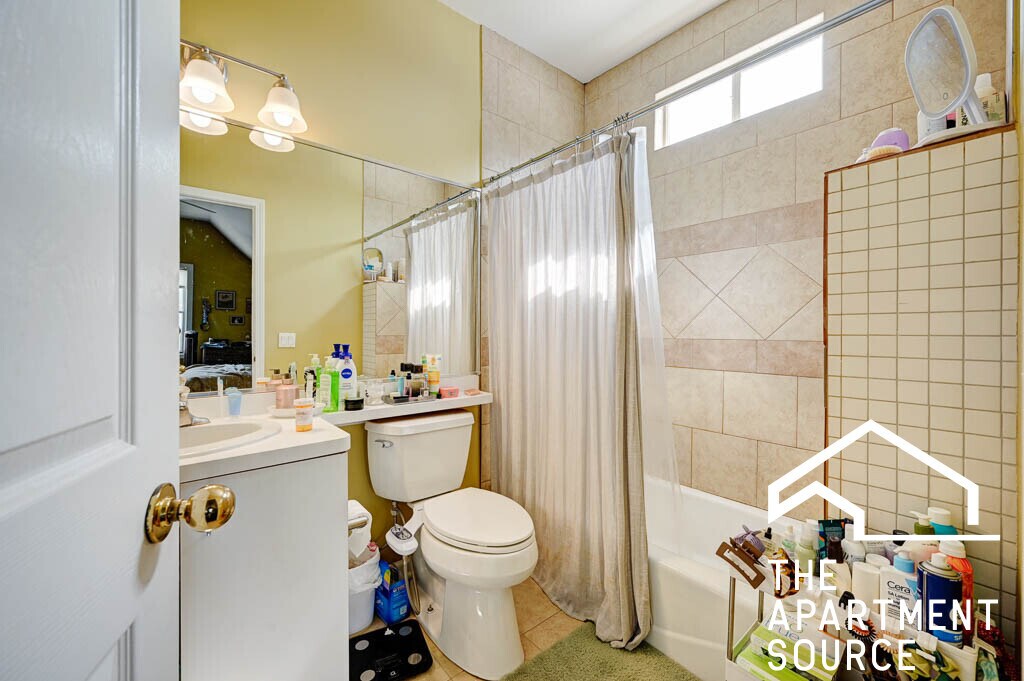 Building Photo - 1341 W Fletcher St