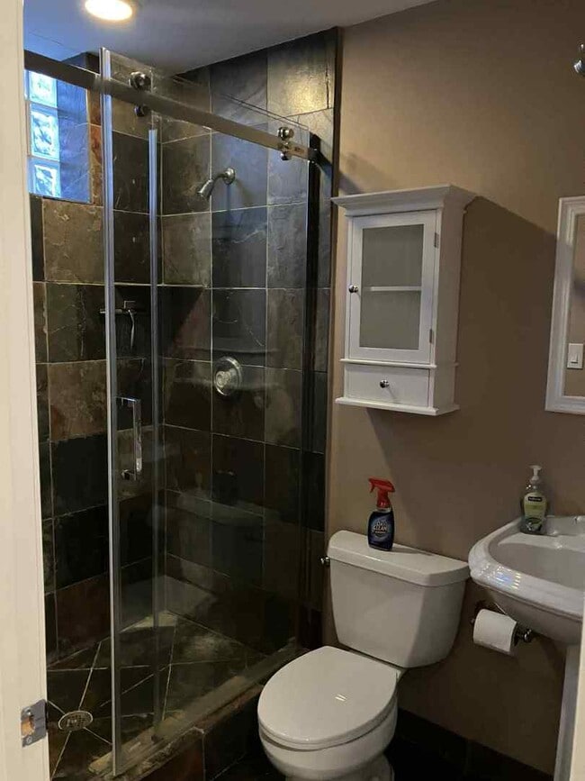 Building Photo - 612 S Western Ave